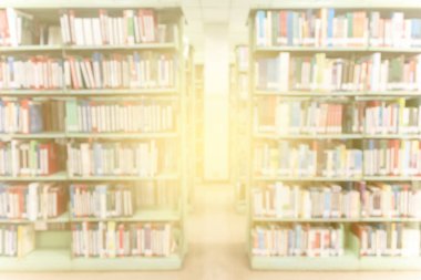 Kütüphane odasındaki kitaplıktaki birçok kitap, üniversite veya okulda okumak, eğitim ve bilgi için arkaplanı bulanıklaştırdı