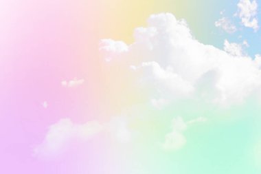 Renkli pastel bulutlar ve gökyüzü arkaplanı. Bulutlu gökyüzü dokusu güzel, yumuşak, parlak renk mavi, kırmızı, mor, pembe, sarı ve turuncu gökkuşağı gradyanı yaz mevsiminde soyut doğa havası.