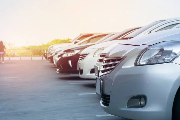 Ardarda asfalt otoparkta araba park yeri, arabaların önü kapanıyor, otomobil taşımacılığı sektörü konsepti