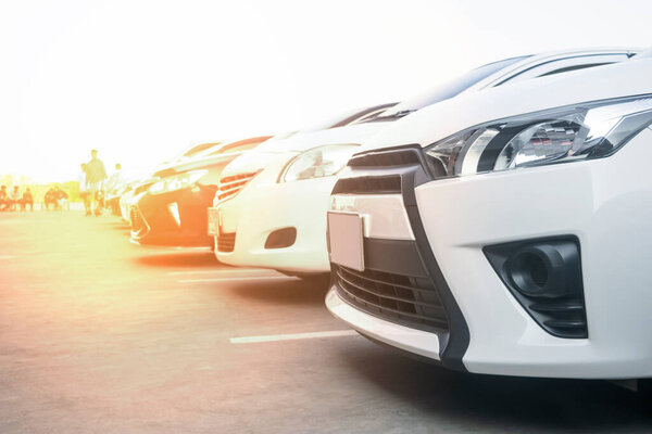 Машина припаркована на асфальтовой парковке подряд. Концепция транспортных технологий на открытой парковке