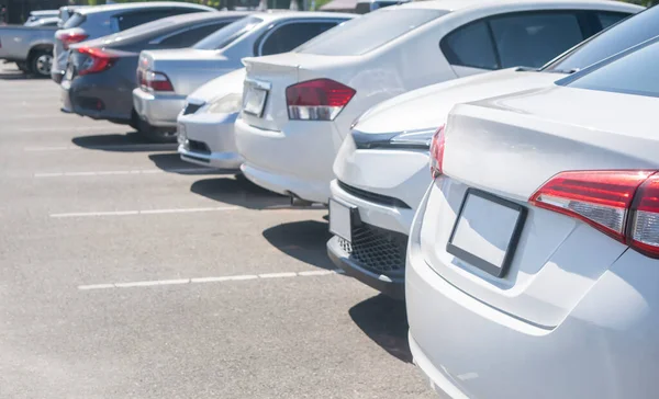 Parkeerplaats Asfalt Parkeerplaats Een Rij Voorkant Van Auto Close Auto — Stockfoto