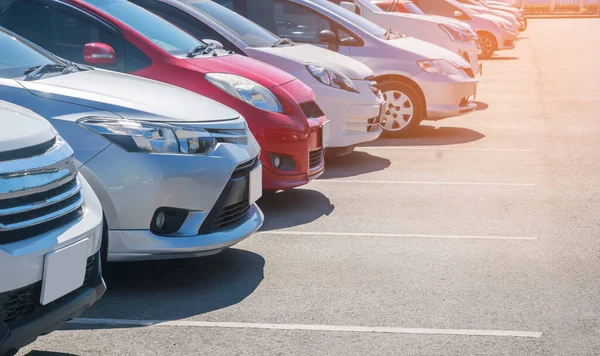 Parkeerplaats Asfalt Parkeerplaats Een Rij Voorkant Van Auto Close Auto — Stockfoto