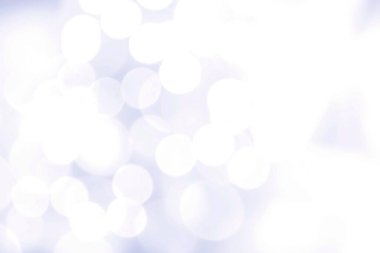 Beyaz bokeh ışık arka planı. Noel kış bayramı kutlaması için soyut, bulanık, parlak daire ışığı, mutlu yeni yıl arkaplanı ve tasarımı, odağının dağının dağılması.