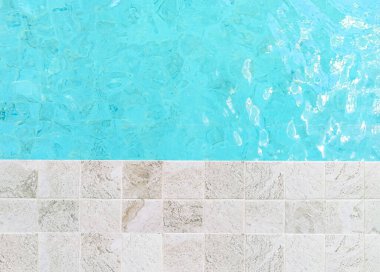 Yüzme havuzu arka planı, hafif yansımalı mavi dalgalı su dokusu ve havuz fayansı, üst yaşam tarzı