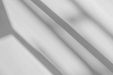 Soyut mimari gölgesi ve ofis odasındaki ışıklar pencereden beyaz duvara, evin arka tarafındaki gölgeler...