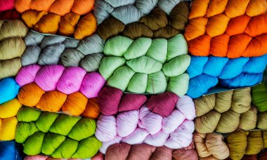 Renkli iplik, pamuk iplik makarası Shel üzerinde parlak renk arkaplanı