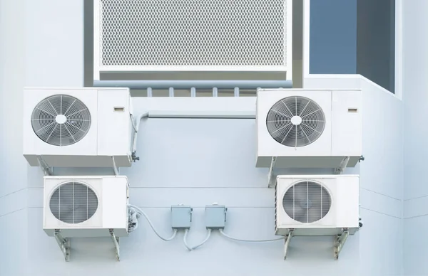 Witte Airconditioner Condensors Vier Eenheden Geïnstalleerd Een Blauwe Betonnen Muur — Stockfoto