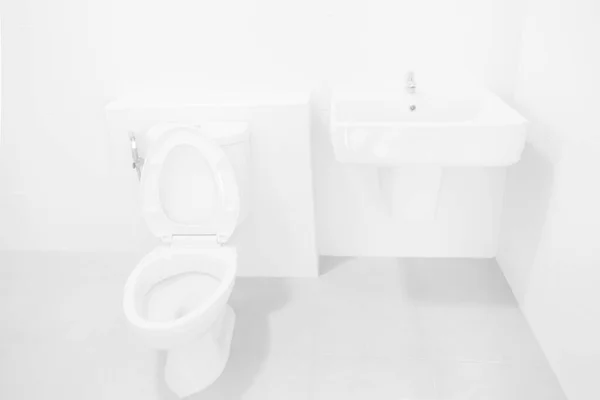 Baño Limpio Blanco Con Inodoro Lavabo Nuevo Baño Lujo Cerámica — Foto de Stock