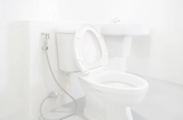 Beyaz Klozet Temiz Yeni Beyaz Seramik Lüks Banyo Sağlıklı Hijyenik — Stok fotoğraf