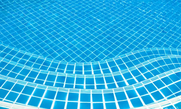 Blaue Poolfliesen Mosaik Keramik Mit Modernen Geschwungenen Stufen Unter Klarem — Stockfoto