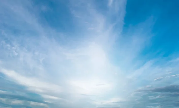 青い空と白い雲が — ストック写真