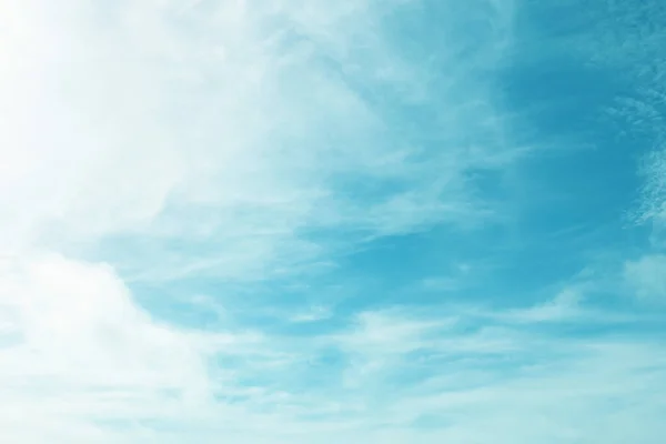 曇った青い空と白い雲の背景 — ストック写真