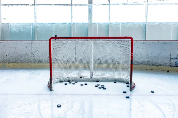 Eishockey Eishalle Pucks Und Leeres Rotes Netz — Stockfoto