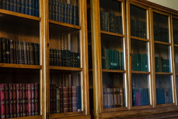 Libros Antiguos Una Biblioteca Madera —  Fotos de Stock