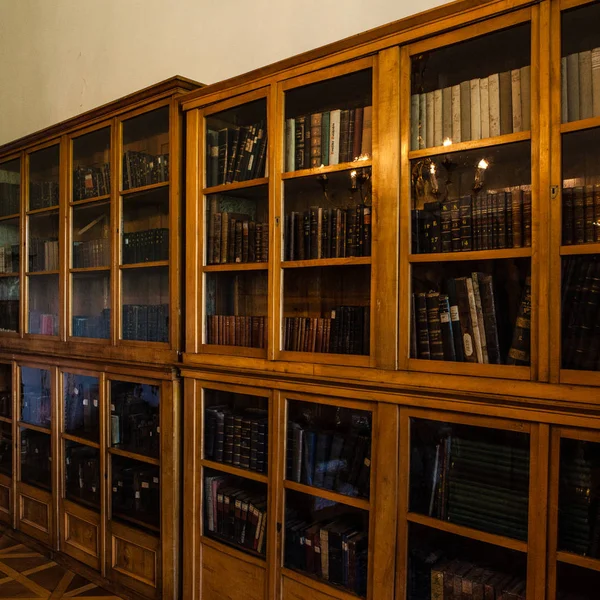 Libros Antiguos Una Biblioteca Madera —  Fotos de Stock