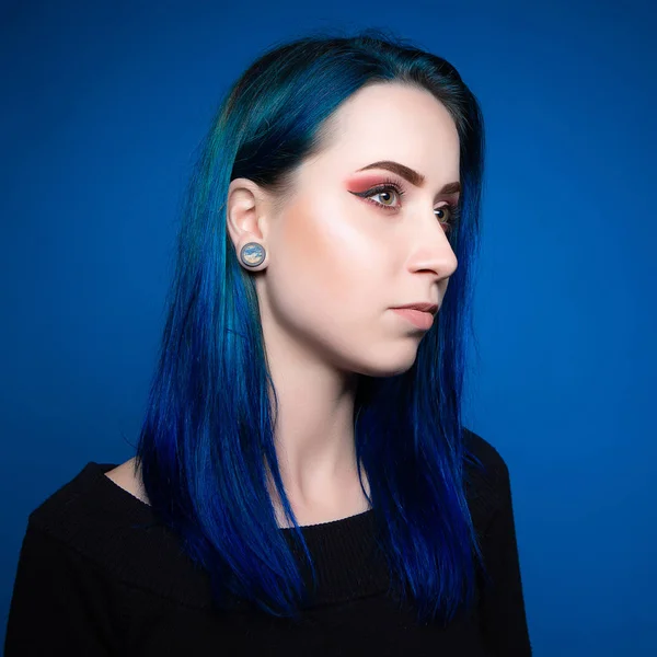 Portret Dramatycznej Atrakcyjną Dziewczyną Niebieski Stylizacja Włosów — Zdjęcie stockowe