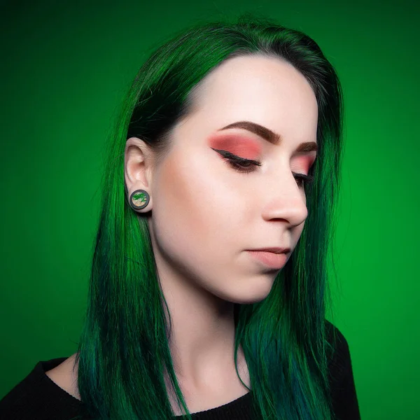 Dramático Retrato Atractiva Chica Con Estilo Pelo Verde —  Fotos de Stock