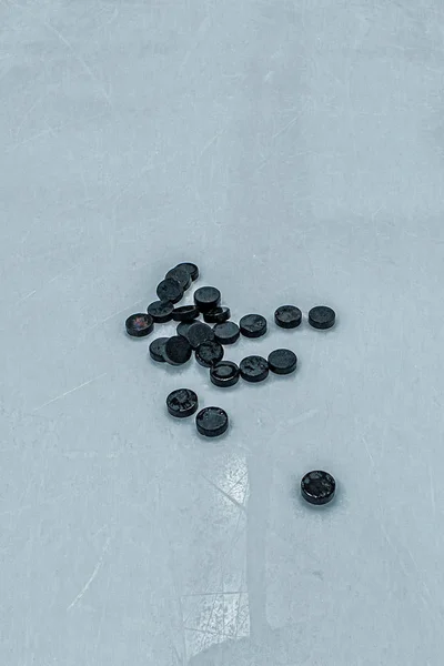 Rink de hóquei no gelo fundo, pucks — Fotografia de Stock