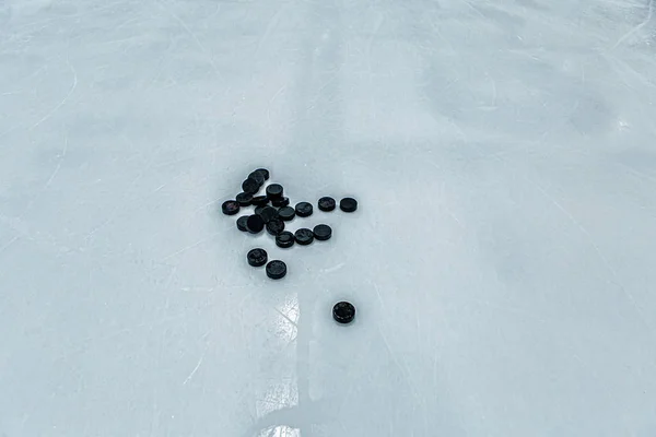 Eishockeystadion Hintergrund, Pucks — Stockfoto