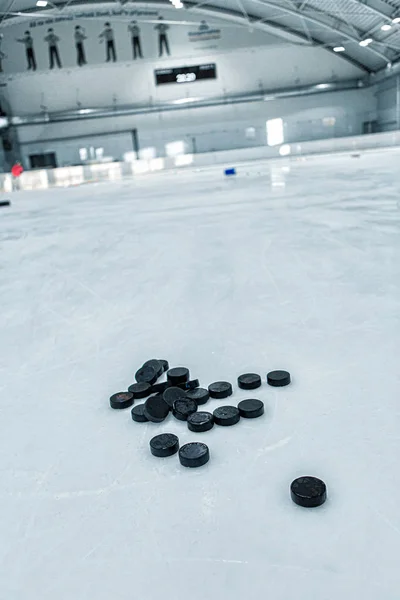 Eishockeystadion Hintergrund, Pucks — Stockfoto