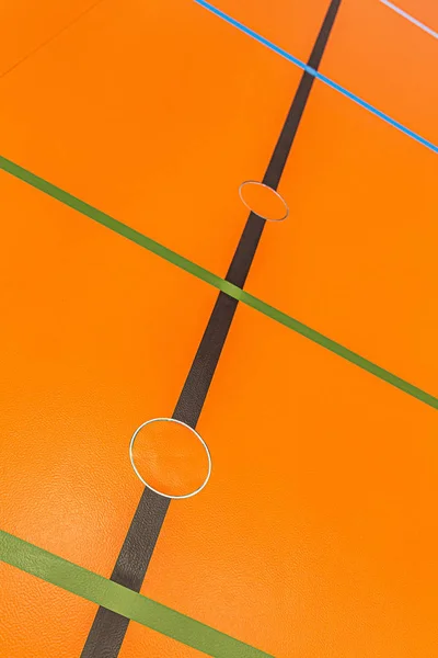 Bunte Linien auf dem Boden einer Sportarena — Stockfoto