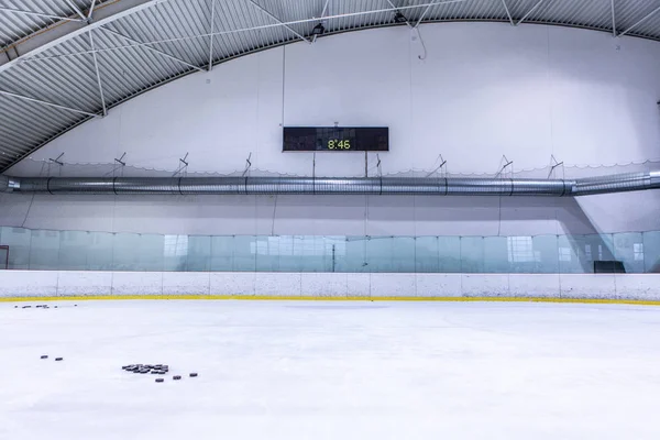 Lodowisko hokejowe pusty Łyżwiarstwo — Zdjęcie stockowe