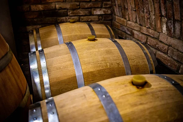 木製の樽でワインが保存されます ワインヴィンテージセラー ストック画像