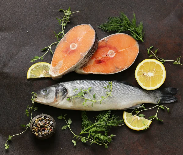 Raw Fish Sea Bass Salmon Lemon Herbs — Stock Photo, Image