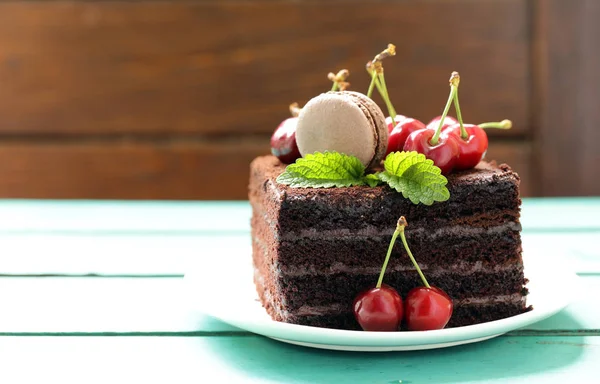 Super Chokladtryffel Tårta Med Färska Bär — Stockfoto