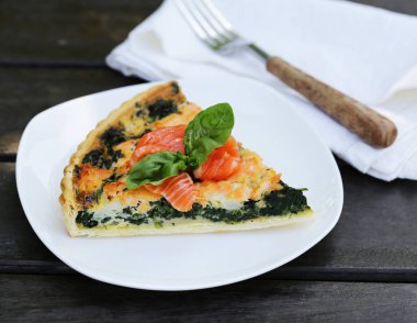 Fransız quiches pasta brokoli ve somon ile