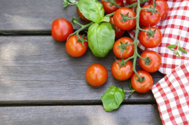 Tahta bir masada taze domates ve fesleğen.