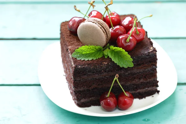 Super Chocolate Truffle Cake Fresh Berries — Stock Photo, Image