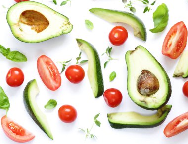 Gıda arka plan avokado, domates, kokulu otlar