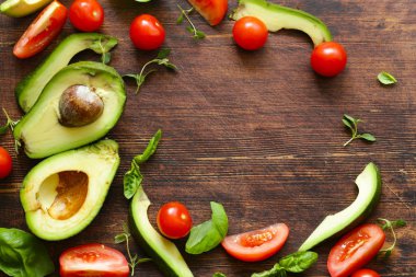 Gıda arka plan avokado, domates, kokulu otlar