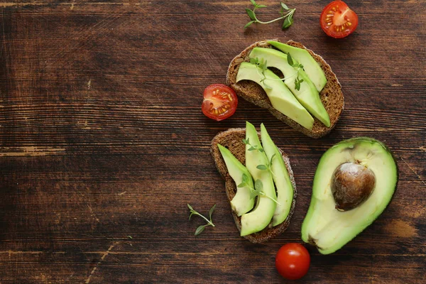 Gesundes Essen Avocado Sandwich Und Duftende Kräuter — Stockfoto