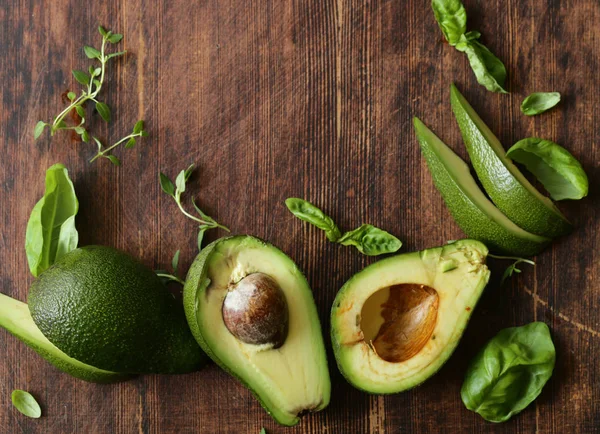 Gesundes Avocado Essen Und Duftende Kräuter Auf Einem Hölzernen Hintergrund — Stockfoto