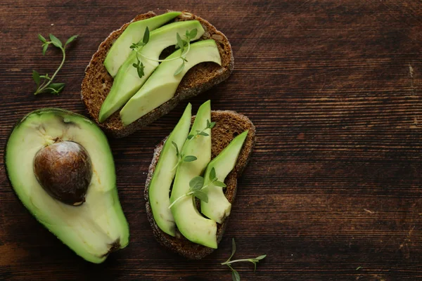 Gesundes Essen Avocado Sandwich Und Duftende Kräuter — Stockfoto