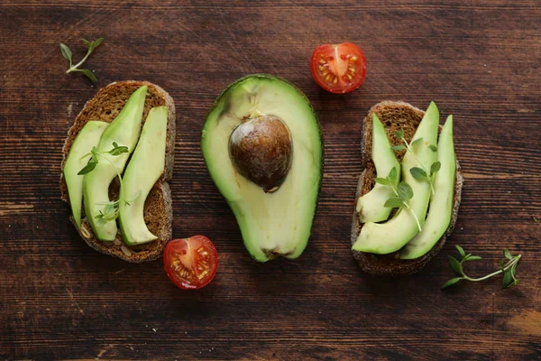 Gesundes Essen Avocado Sandwich Und Duftende Kräuter — Stockfoto