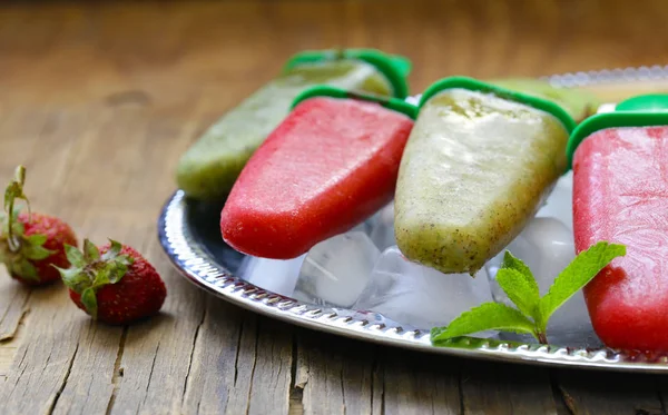 Bio Hausgemachtes Fruchteis Erdbeere Und Kiwi — Stockfoto
