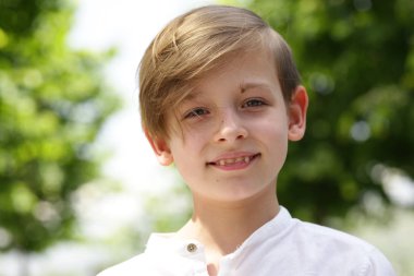 bir yaz günü açık havada üzerinde sarışın çocuk portresi