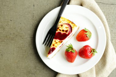 çok kolay cheesecake taze çilek ile