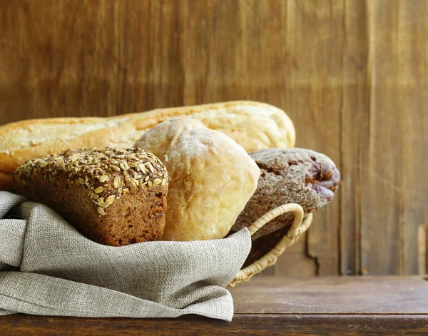 Naturliga Ekologiska Bröd Sortiment Trä Bakgrund — Stockfoto