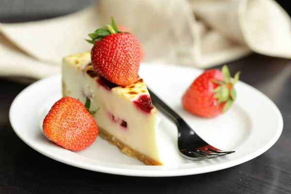 Pezzo Torta Cheesecake Con Fragole Fresche — Foto Stock