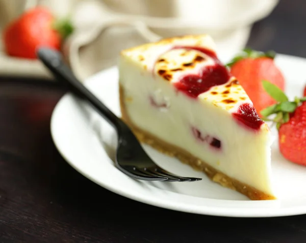 Pezzo Torta Cheesecake Con Fragole Fresche — Foto Stock