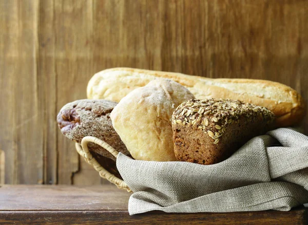 Natürliches Bio Brotsortiment Auf Holzgrund — Stockfoto