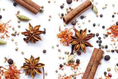 arka plan beyaz bir arka plan üzerinde çeşitli baharat