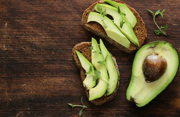 Gesundes Essen Avocado Sandwich Und Duftende Kräuter — Stockfoto