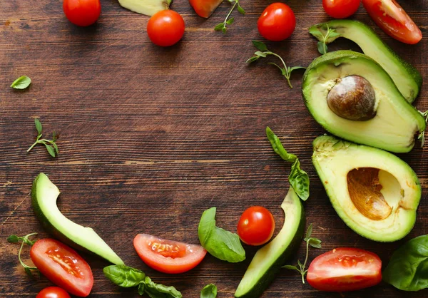 Gıda arka plan avokado, domates, kokulu otlar