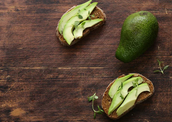 Gesundes Essen Avocado Sandwich Und Duftende Kräuter — Stockfoto