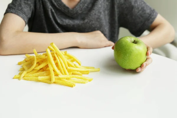 Schattige Blonde Jongen Kiest Fruit Fastfood — Stockfoto